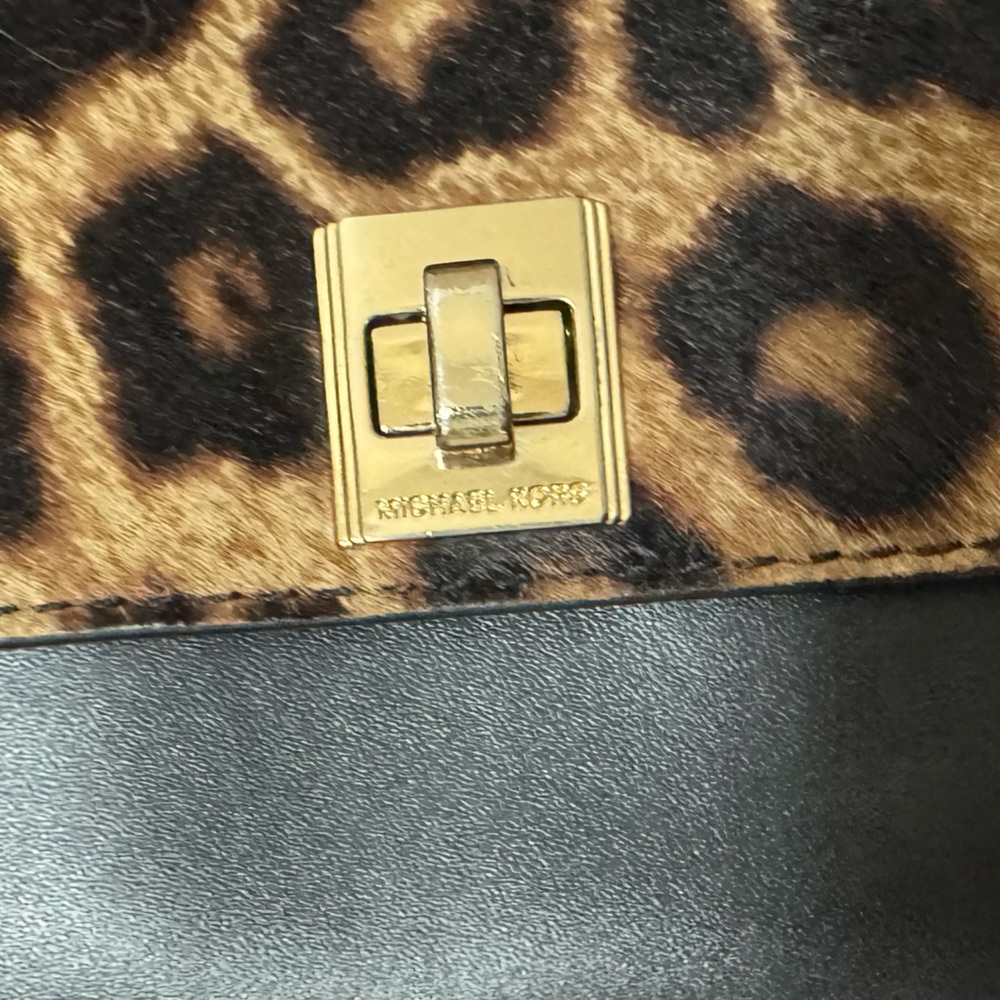 Michael Kors Leopard Print/Black Leather Crossbody Wallet/Purse - Picture 2 of 4